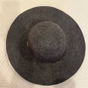 Gigi pip Anabell. Gray. Missing leather band.